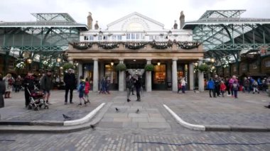 Ocak, 2018 yaklaşık - Londra, İngiltere: Giriş, Covent Garden Market Noel zamanı sırasında.