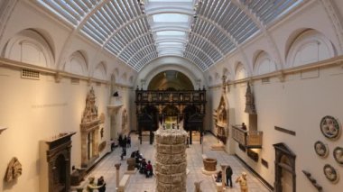 Ocak, 2018 yaklaşık - Londra, İngiltere: Victoria ve Albert Müzesi salonu. V ve A müzesidir dünyanın en büyük Müzesi Dekoratif ve Tasarım sanat.