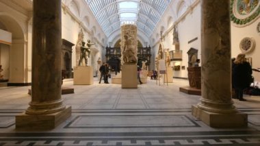 Ocak, 2018 yaklaşık - Londra, İngiltere: Victoria ve Albert Müzesi salonu. V ve A müzesidir dünyanın en büyük Müzesi Dekoratif ve Tasarım sanat.