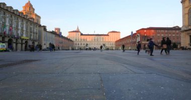 Torino, İtalya - Şubat, 2018 yaklaşık: (Kare) Piazza Castello ve Palazzo Reale (Kraliyet Sarayı) gün içerisinde, insanlarla.