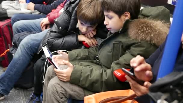 Giovani fratelli bambini utilizzando tablet divertirsi durante il viaggio int — Video Stock