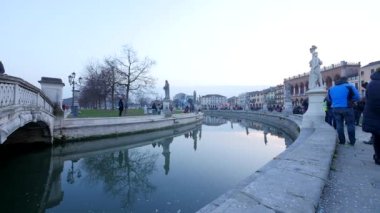 Padua, İtalya - 11 Şubat 2018: Prato della Valle kare Karnaval sırasında eğlenmek insanlar.