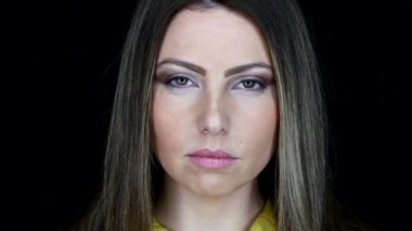 Makyajlı kendine güvenen bir kadın görüntüsü