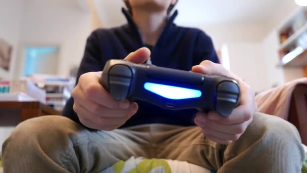 Jong Kind Spelen Video Games Met Een Controller — Stockvideo