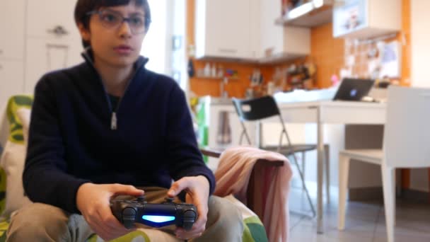 Junge Kinder Spielen Bei Videospielen Mit Einem Controller — Stockvideo