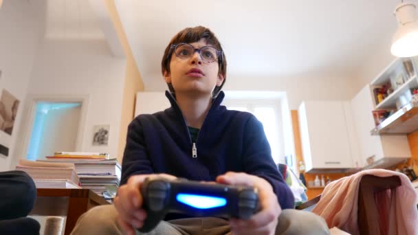 Junge Kinder Spielen Bei Videospielen Mit Einem Controller — Stockvideo