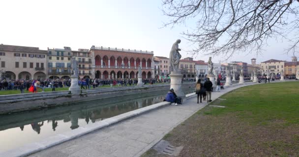 Padua Italia Febrero 2018 Gente Divierte Durante Carnaval Plaza Prato — Vídeos de Stock