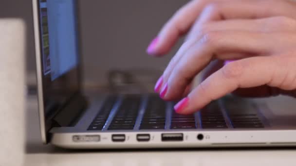 キーボードにラップトップ入力を使用して女性の手の詳細映像 — ストック動画