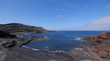 Kayalık deniz kıyısının güzel görüntüleri