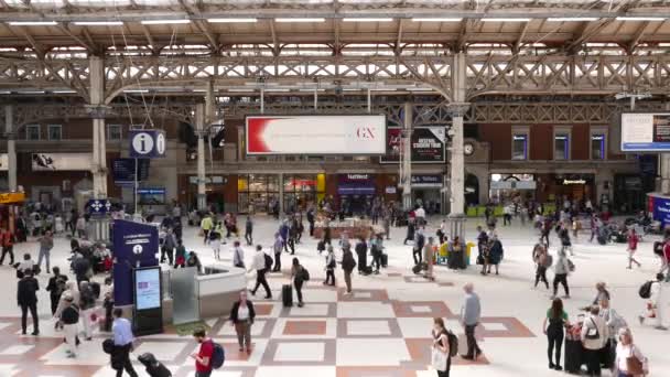 Londen Verenigd Koninkrijk Circa Mei 2018 Victoria Station Interior View — Stockvideo