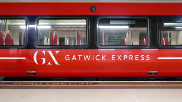 Londyn Wielka Brytania Circa May 2018 Pociąg Gatwick Express Myślą — Wideo stockowe