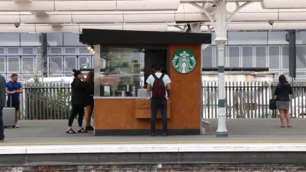 Лондон Объединенный Кингдом Circa May 2018 Магазин Starbucks Станции Кройдон — стоковое видео