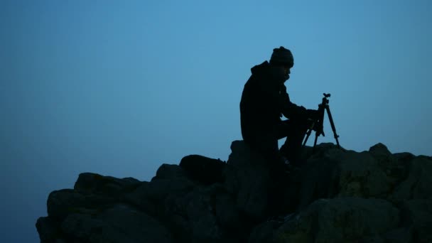 Silueta Fotógrafo Preparándose Para Disparar Sobre Las Rocas — Vídeo de stock
