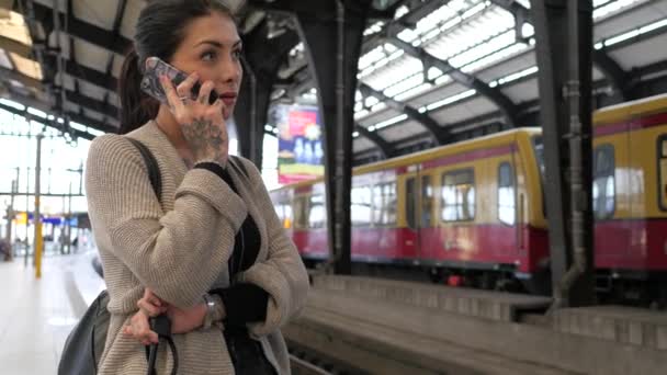 Young Woman Footage Train Station Talking Phone Lifestyle Concept — Wideo stockowe