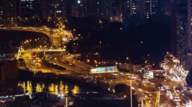 Şehir gece ışıkları, sokak binalarının görüntüleri.