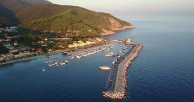 Marciana Marina sunshine harbor hava manzaraya. Elba Adası, Toskana, İtalya.