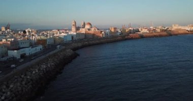 Güzel sahil kasabasının görüntüleri