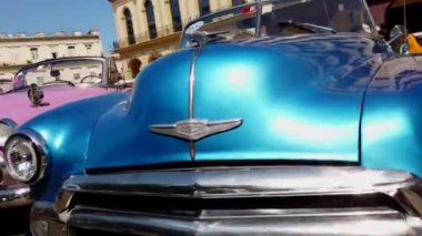 HAVANA, CUBA - Mart 2019 Chrysler Hood Vintage araba süsü.