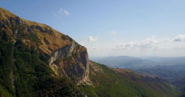 Dağ manzarasının güzel görüntüleri 