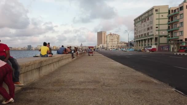 TRINIDAD, CUBA - MARZO 2019: Vista panorámica de la calle al atardecer de la s — Vídeos de Stock