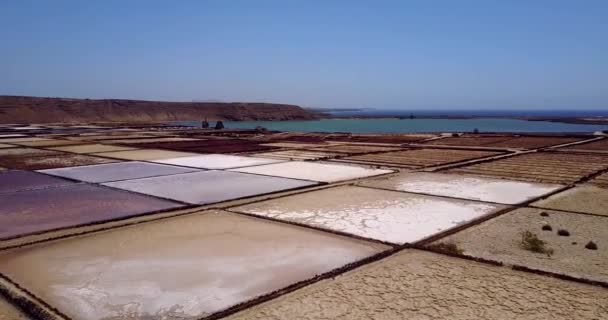 Aerial Vista Cinematográfica Las Salinas Janubio Principal Producción Sal Isla — Vídeos de Stock