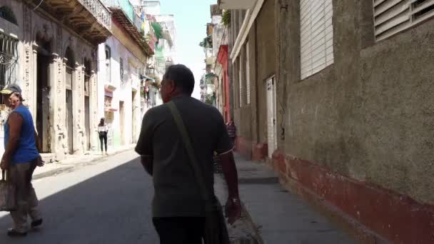 TRINIDAD, CUBA - MARZO 2019: Vista panoramica di strada al crepuscolo della s — Video Stock