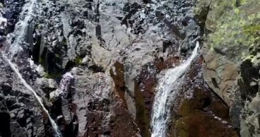 Korsika Vizzavona yakınlarındaki Anglais kristal berraklığında havuz ve şelale, Fransa