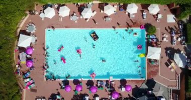 Yüzme havuzlu bina görüntüleri