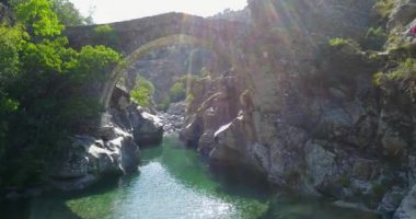 Antik taş köprüde Ceneviz Asco kemerli. Corsica, Fransa. 