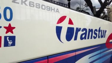 Vinales, Küba - Mart 2019: Transtur Habana Otobüs şehir merkezinde. 