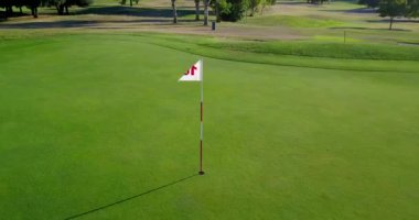 Anteni: Golf sahası delik ve bayrak uçan uçak tarafından.