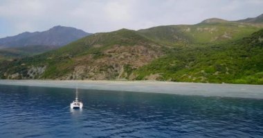 Corsica, Fransa için yelkenli tekne Katamaran ile Nonza plaj. 