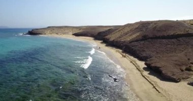 Kayalık deniz kıyısının güzel görüntüleri