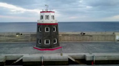 Günbatımında Lanzarote Adası 'nda Puerto Calero' nun hava manzarası. Kanarya Adaları, İspanya, Avrupa.