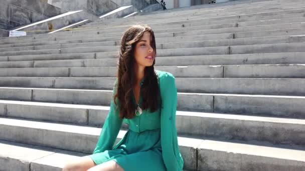 Vacker kvinna helkroppsporträtt sitta på Capitolio trappor weari — Stockvideo