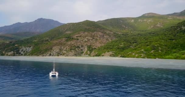 Nonza Strand Mit Segelboot Katamaran Korsika Frankreich — Stockvideo