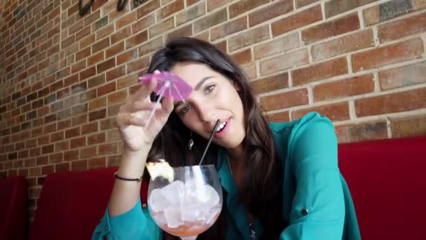 Jong brunette gelukkig vrouw portret met alcoholische drank binnen — Stockvideo