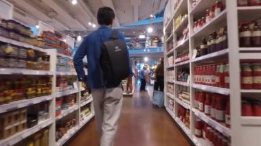 MİLAN, İTALYA - 27 EPTEMBER 2016: (Pov) Eataly mağazasında yürüyüş. Eataly, Oscar Farinetti tarafından 2004 yılında kurulan bir İtalyan gıda pazarı / alışveriş merkezi zinciri..