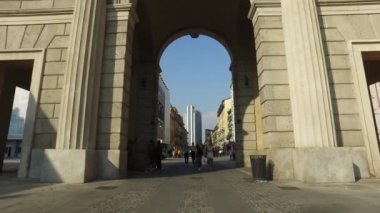 MILAN, İtalya - 27 Eylül 2016: Porta Garibaldi Anıtı 'nın altında Yürümek.