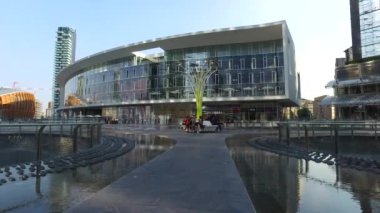 MILAN, İtalya - SEPTEMBER 27, 2016: Porta Garibaldi 'nin Porta Garibaldi' deki yeni finans bölgesi Gae Aulenti Meydanı 'nın arka planında Unicredit gökdeleni bulunan Artemide' in güneş ağacı ışıkları. 