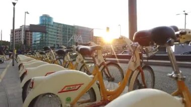 Milan, İtalya - Eylül 2016 yaklaşık: şehir Bisiklet istasyonu paylaşım. 1400 Bisiklet ve 100 istasyonları ile dünya çapında sistemleri paylaşımı en büyük bisiklet arasında Bikemi olduğunu.