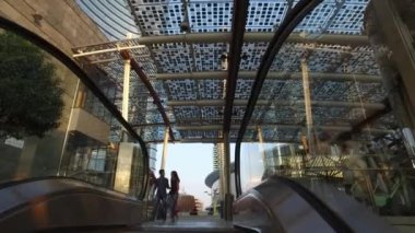 Avrupa, İtalya, Milan - Ocak 2021: Gae Aulenti Meydanı şehir merkezinde  