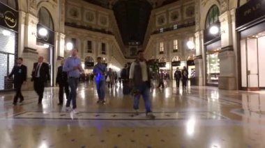 MILAN, ITALY - SEPTEMBER 28, 2016: (bakış açısı) 1865 ve 1877 yılları arasında Giuseppe Mengoni tarafından tasarlanan ve inşa edilen dünyanın en eski alışveriş merkezlerinden biri olan Vittorio Emanuele II Galerisi 'nin içinde yürümek.