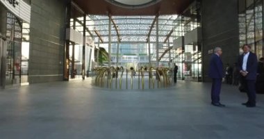 MILAN, ITALY - CIRCA SEPTEMBER, 2016: (bakış açısı) Gae Aulenti meydanında yürüyüş, Porta Garibaldi 'nin Porta Garibaldi' de ExPO için inşa edilen yeni finalist bölge.