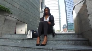 Modern iş bölgesinde genç karışık ırk latina iş kadını portresi  