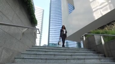Modern iş bölgesinde genç karışık ırk latina iş kadını portresi  