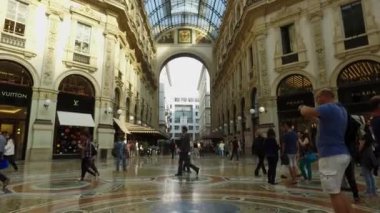 MILAN, İtalya - 28 Eylül 2016: Kubbeli Vittorio Emanuele II Galeri Görüşü. 1865 ve 1877 yılları arasında Giuseppe Mengoni tarafından tasarlanıp inşa edilen dünyanın en eski alışveriş merkezlerinden biri..