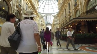 MILAN, İtalya - CIRCA EPTEMBER, 2016: Kubbeli Vittorio Emanuele II Galerisinin POV görünümü. 1865 ve 1877 yılları arasında Giuseppe Mengoni tarafından tasarlanıp inşa edilen dünyanın en eski alışveriş merkezlerinden biri..