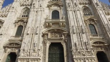 MİLAN, İTALYA - 28 Eylül 2016: Gotik Katedral cephesi. Yerden göğe bak..