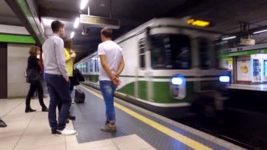 MILAN, İtalya - 28 Eylül 2016: Garibaldi istasyonunda metro bekleyen insanlar. Milano yeraltı şebekesi üç hat üzerinde toplam 76 km uzunluğunda ve 84 istasyon faaliyet gösteriyor..
